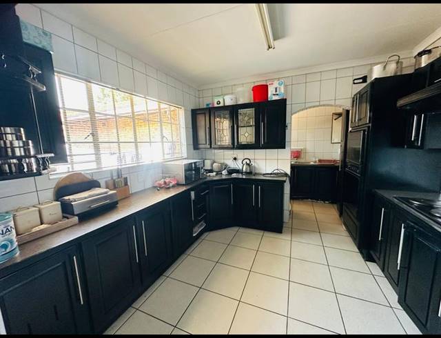 6 BEDROOM HOUSE FOR SALE IN PARKHILL GARDENS